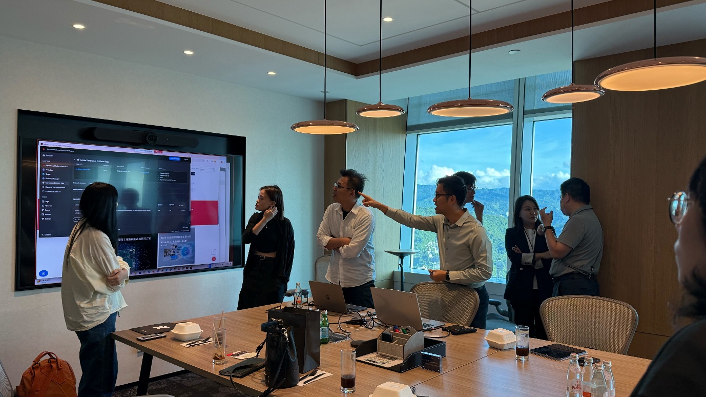 Workshop participants actively exchanged ideas and discussed best practices, sparking valuable conversations on digital transformation and AI-driven marketing.