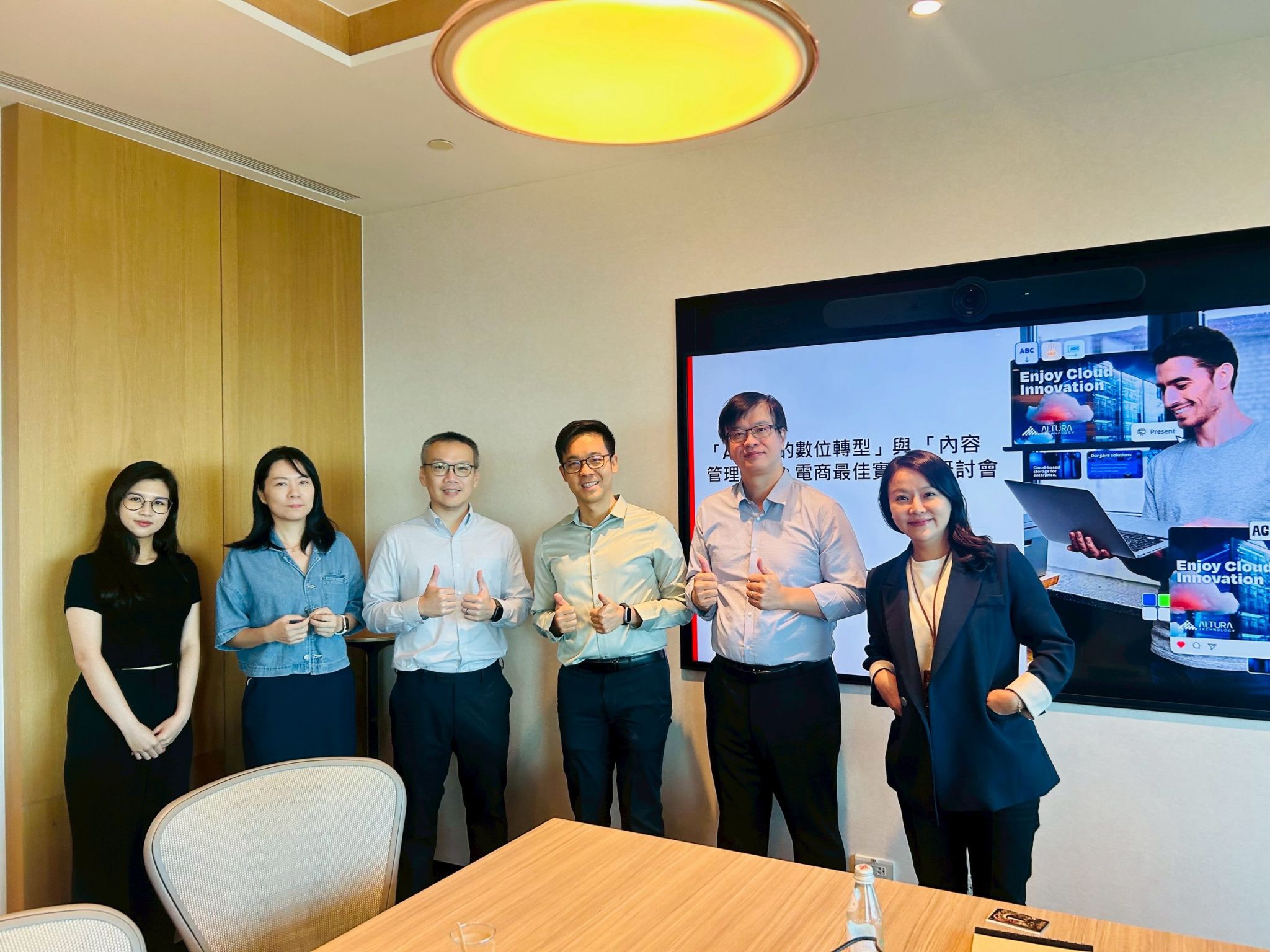 A memorable moment to wrap up the workshop — Adobe and Leadstec teams gathered for a group photo after an inspiring afternoon of sharing.