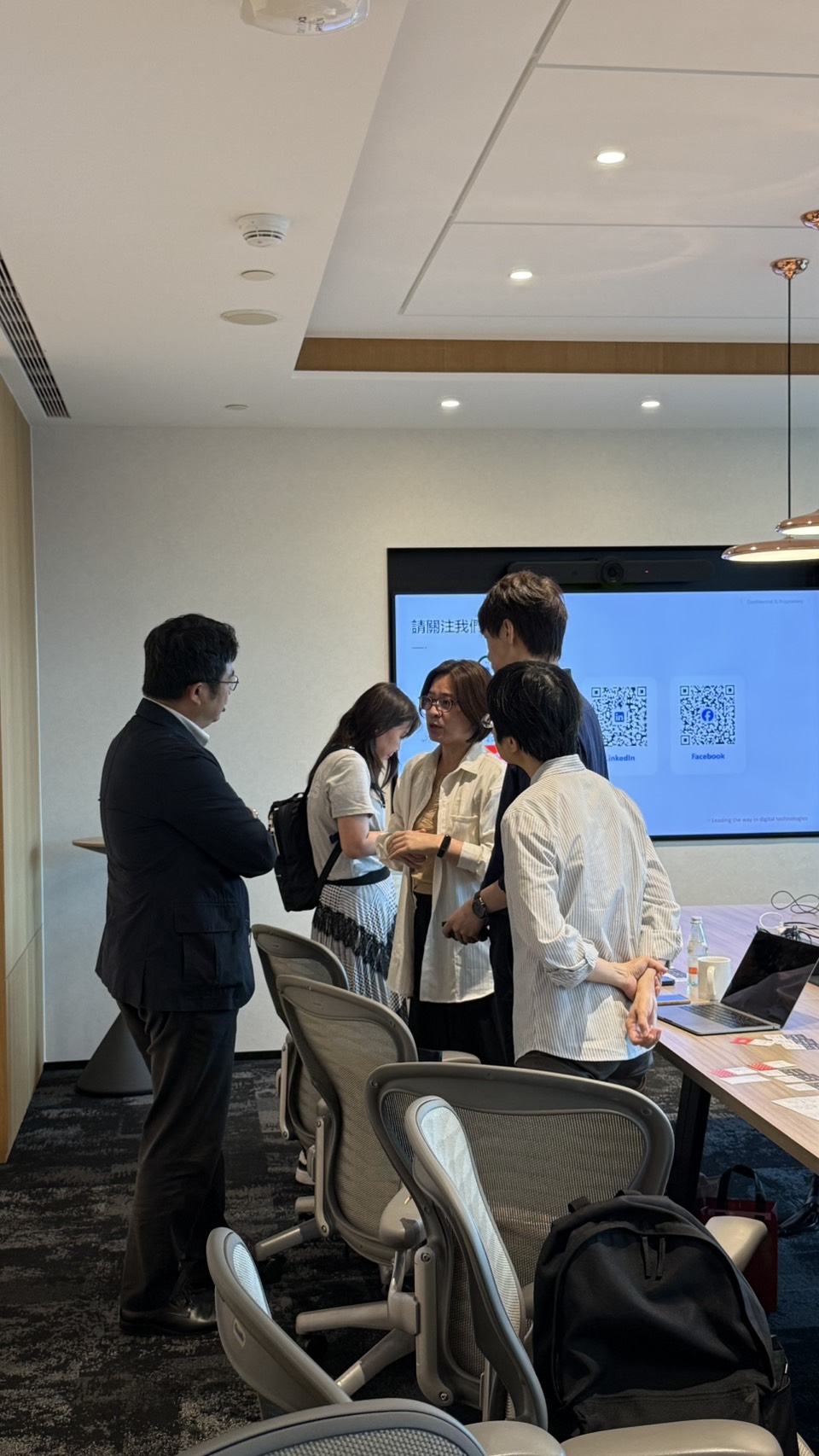 Exchange after the meeting2