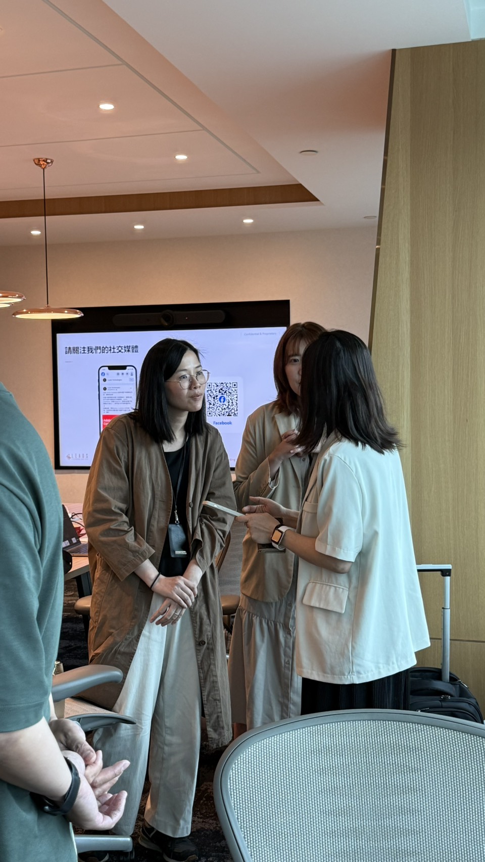 Exchange after the meeting3